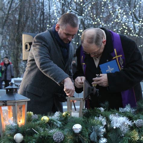 Ilustrácia krstného prameňa a horiacej krstnej sviece v interiéri kostola