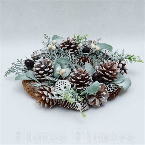 Vianočné sviečky na adventnom venci so šiškami a vetvičkami