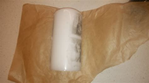 Detail zažehľovania servítky na sviečku pomocou papiera na pečenie