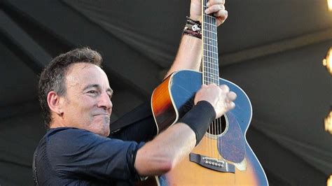 Mladý Bruce Springsteen s kytarou na pódiu
