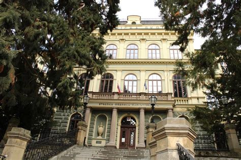 Tematické foto vianočného jarmoku v Banskej Štiavnici s remeselnými stánkami a vianočnými dekoráciami