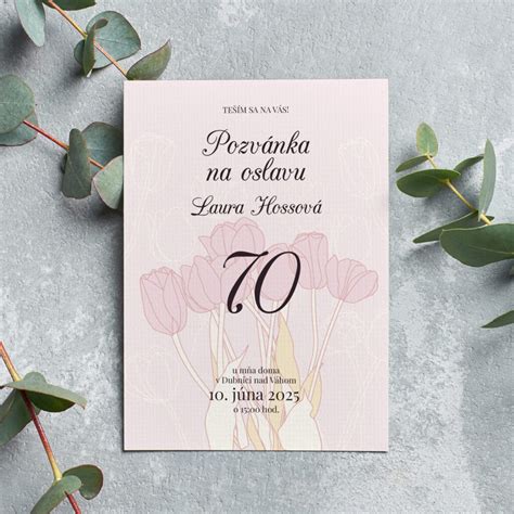 Slávnostná atmosféra a rečník pred publikom pri príležitosti 80. narodenín