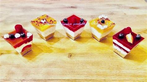 Nádherne naaranžované ovocné poháriky na svadobnom stole