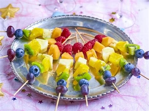 Farebné ovocné mix-špízy pripravené na servírovanie