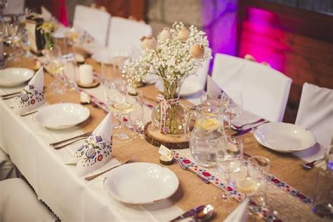 rustikálna svadobná výzdoba stola s drevenými prvkami a prírodnými materiálmi