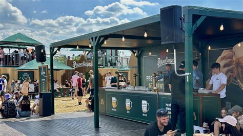 štýlová zóna na welcome drink s barom a pohodlným sedením