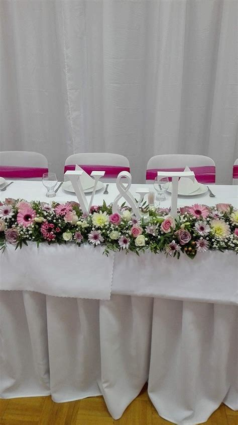 saténová štóla na elegantnom svadobnom stole