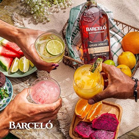 Koláž typických dominikánskych jedál a nápojov (rum, cigary, ovocie)