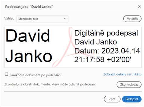 Fotografia: Pár podpisuje sobášnu listinu v prítomnosti svedkov a oddávajúceho