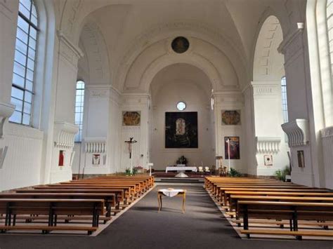 Záber na interiér baptistického kostola New Hope počas smútočného obradu za účasti blízkych a verejnosti.