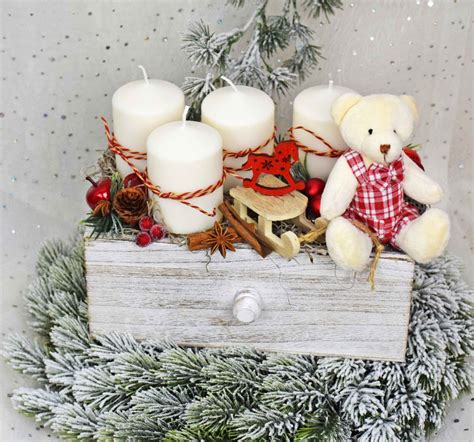 Tematické foto: Drevená adventná dekorácia s horiacimi sviečkami