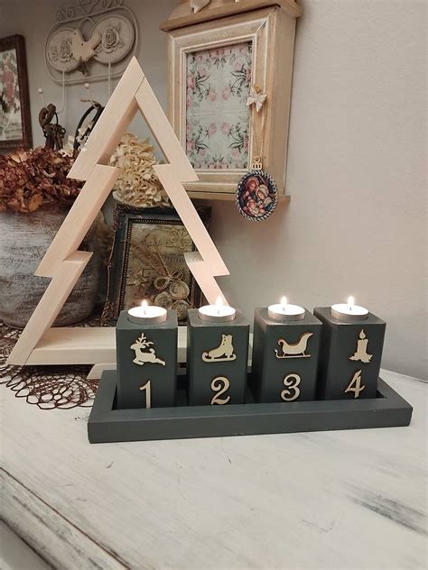 Foto: Drevený elektrický adventný svietnik do okna s teplým svetlom