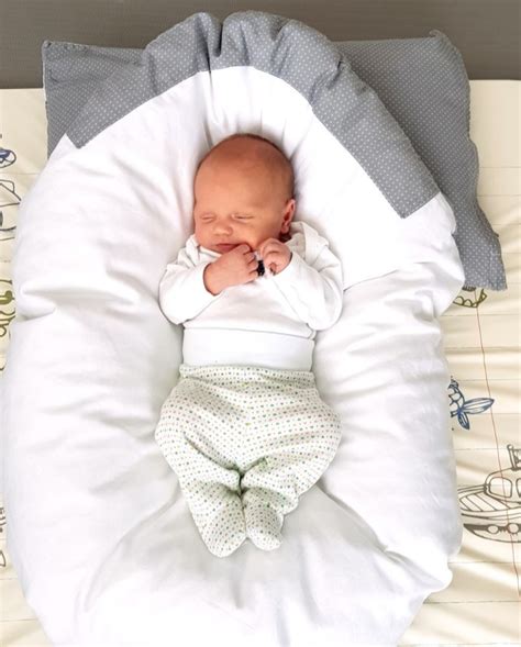 Tematické foto: bábätko v slávnostnom oblečení na krst