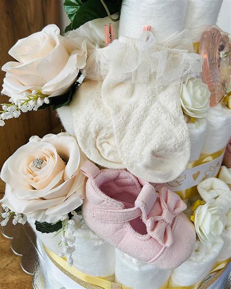 Tematické foto: detské doplnky na krst (čiapočka, capačky)