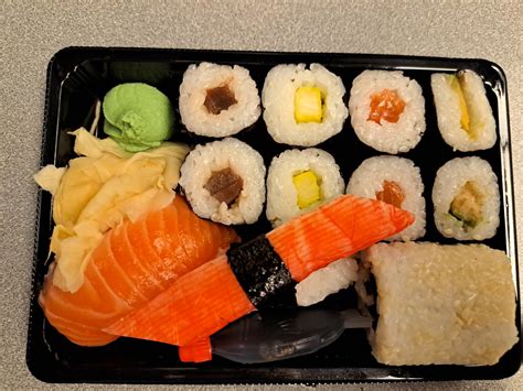 Tematické foto sushi setu s ingredienciami a nástrojmi
