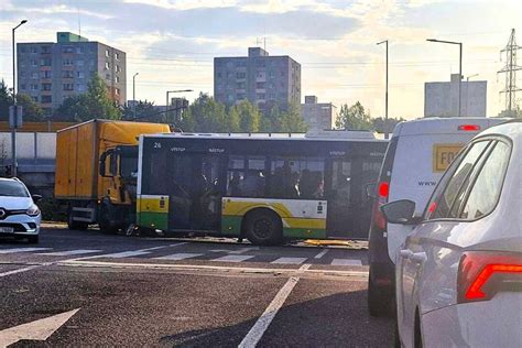 autobus na križovatke ciest symbolizujúci životné rozhodnutia
