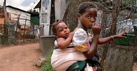fotografia dobrovoľníkov pomáhajúcich deťom v Afrike