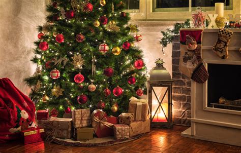 Vianočná dekorácia obývacej izby s ozdobeným stromčekom a sviečkami