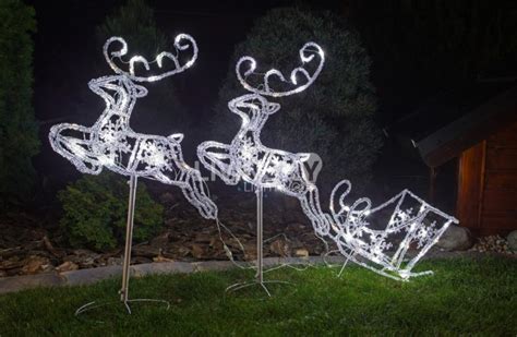 Svietiace vianočné soby pred domom