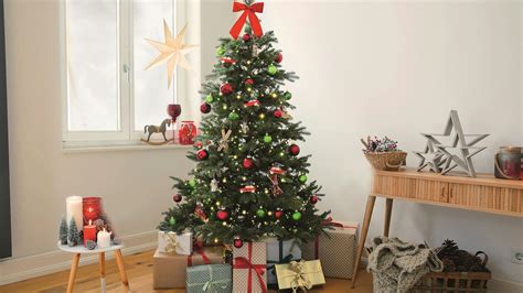 Detail ozdobeného vianočného stromčeka so sklenenými a drevenými ozdobami