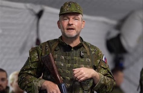 Muž v uniforme so švajčiarskou puškou