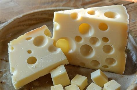 Plátok syra Ementál s charakteristickými dierami