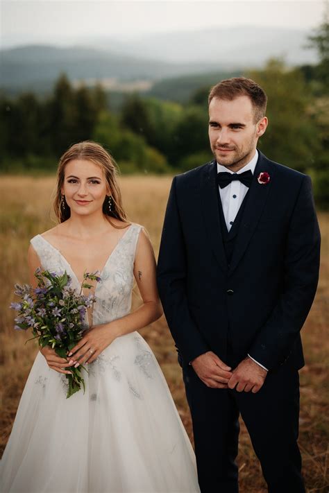 Svadobný pár fotí portréty pred obradom v prírode s dobrou svetelnou kompozíciou