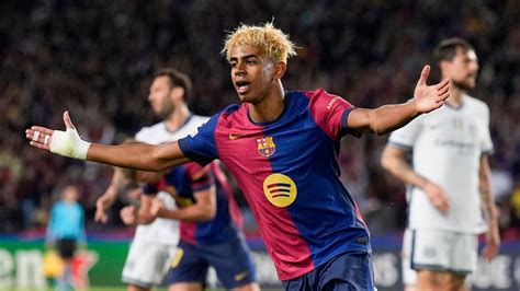 Tematické foto: futbalista na tréningu s vybavením ako fľaša, taška, lopta a smart hodinky