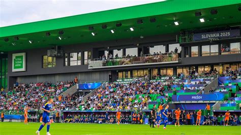 Foto: futbalový štadión plný fanúšikov počas zápasu