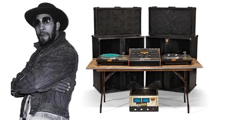 historická fotografia DJ Kool Herca pri gramofónoch