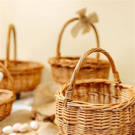 Záber na rôzne druhy veľkonočných košíkov: háčkovaný, papierový a prútený košík s vajíčkami