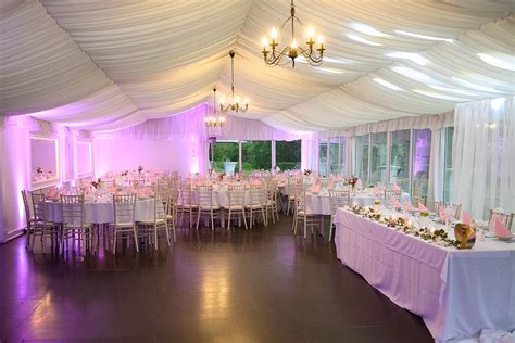 Zimná svadobná scéna s jemným osvetlením