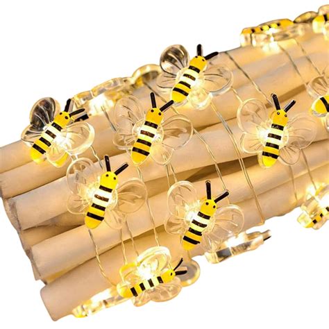 Paleta farieb pre vianočnú svadbu (biela, zlatá, strieborná, červená)