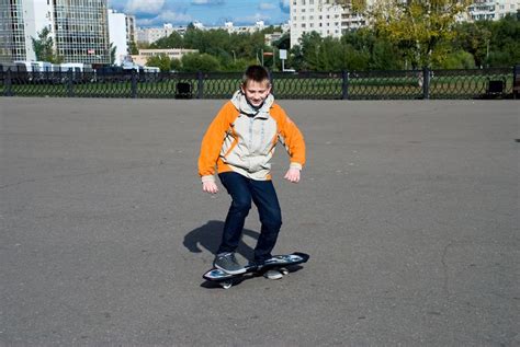 Chlapec jazdiaci na waveboarde alebo hrajúci futbal