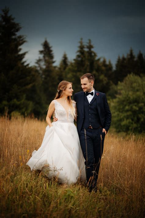 svadobný fotograf pracuje s novomanželmi v prírode