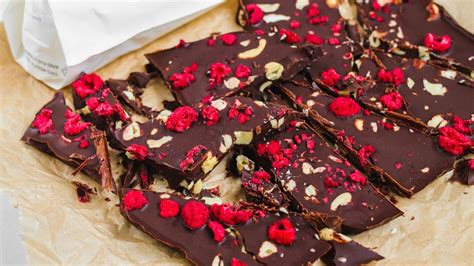 Tematické foto: domáca čokoláda s orechmi, fľaštička perníkového sirupu, miska domácej granoly