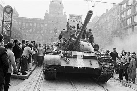 Foto: Sovietske tanky v Prahe počas invázie v auguste 1968