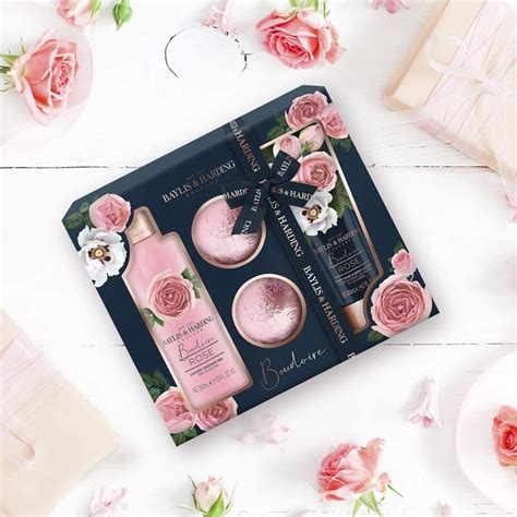 Štýlová darčeková sada luxusnej kozmetiky pre ženy s kvetinovými prvkami.