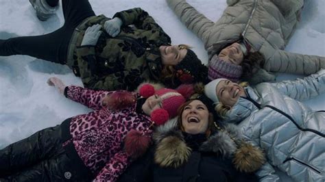 Romantická fotografia páru oslavujúceho Nový rok.