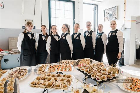 Fotografia so študentmi Hotelovej akadémie prezentujúcimi svoje kulinárske výtvory