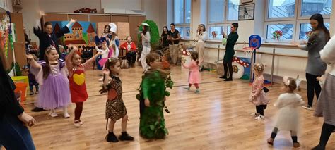 Ilustrácia detí tancujúcich a spievajúcich na karnevale