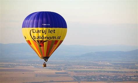 Tematická ilustrácia s rôznymi zážitkovými darčekmi, ako let balónom, degustácia vína a kurz varenia