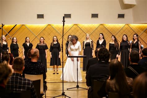 slávnostný koncert v koncertnej sále s vianočnou výzdobou a účinkujúcimi študentmi konzervatória