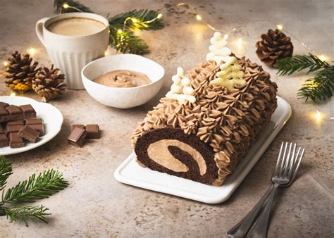 fotografia tradičného vianočného polienka (buche de noel) na sviatočnom stole