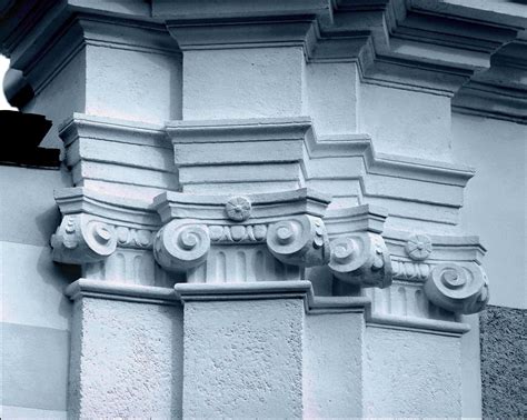 Tematické foto: Detail zdobenej keramiky s kombináciou plastickej a maliarskej výzdoby