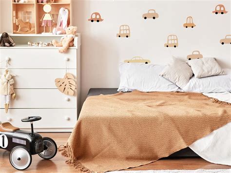 Fotka rôznych dekorácií a doplnkov do detskej izby (menovky, drevené hračky, textilné ozdoby)