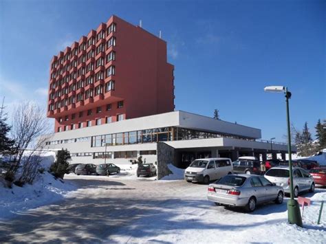 Hotel SOREA TRIGAN s výhľadom na zasnežené Štrbské pleso