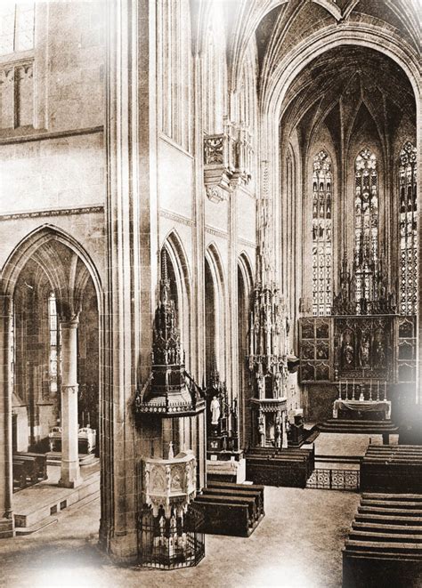 Tematická fotografia: kňaz sláviaci omšu, v pozadí kostolný interiér