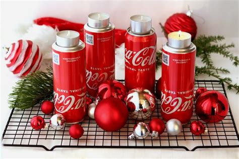 ukážka svietnikov vyrobených z recyklovaných plechoviek