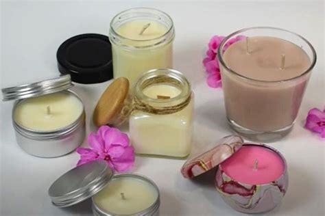 ukážka plávajúcich sviečok v sklenených nádobách